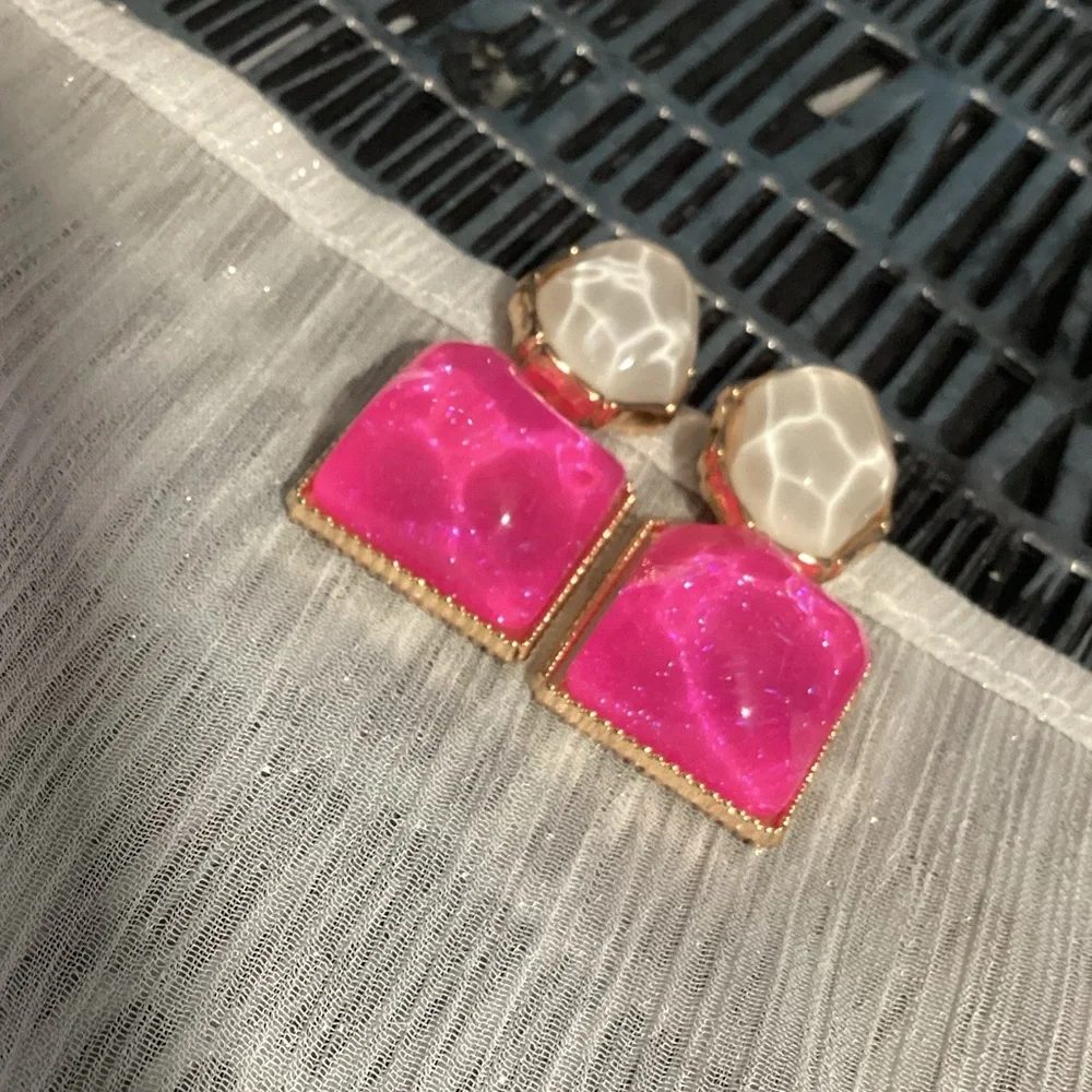 💗 Pink Glittery & White Translucent Geometric Resin Drop Water Ripple Ea…